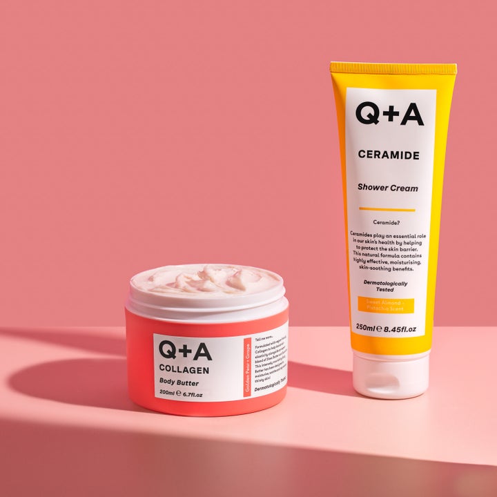 Q+A Ceramide Shower Cream 250 ml gul tube ved siden af lyserød krukke med rig body butter creme