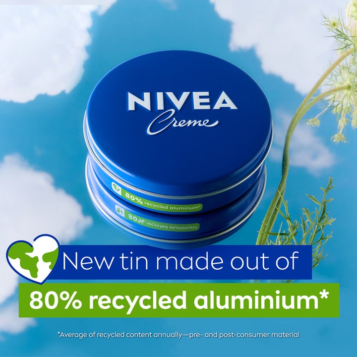 NIVEA Creme 150 ml fugtgivende kropspleje i blå metaldåse af 80 % genanvendt aluminium mod en blå himmel.