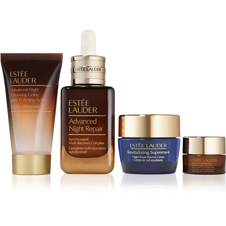 Estée Lauder The Lift + Glow Routine Skincare Joys 4-delt hudplejesæt med opstrammende creme og serum i brune og blå krukker.