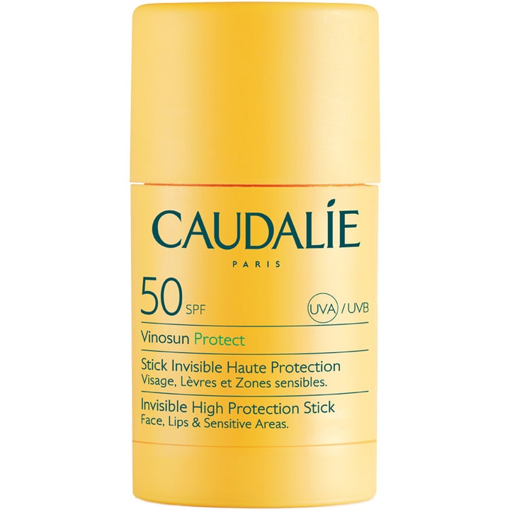 Caudalie Vinosun Protect SPF 50 solstift giver usynlig beskyttelse i en praktisk gul emballage til ansigt og læber.