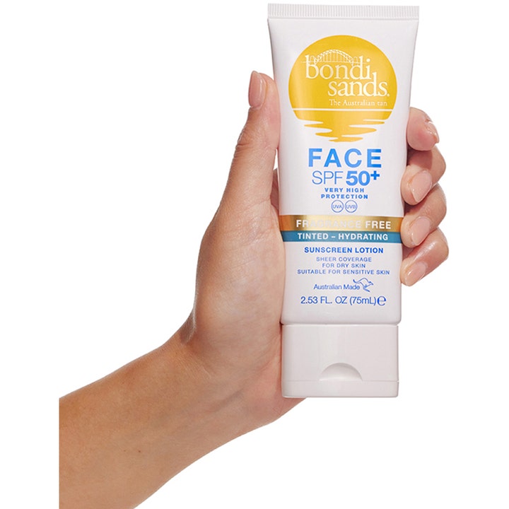 Bondi Sands SPF50+ Hydrating Tinted Face Lotion 75 ml tonet ansigtssolcreme der giver fugt i hvid tube holdt i en hånd