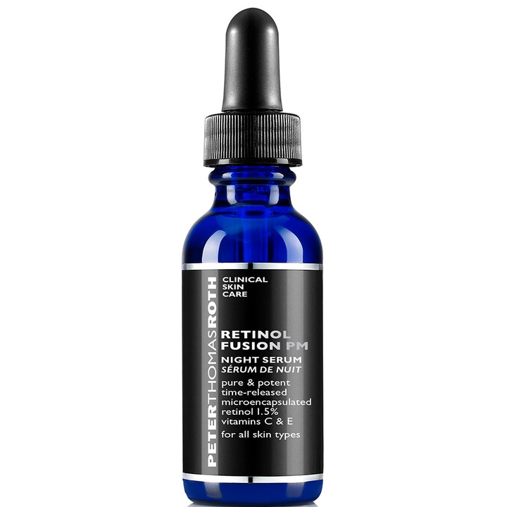 Peter Thomas Roth Retinol Fusion PM Night Serum 30ml i blå glasflaske med sort pipette og sølvdetaljer.