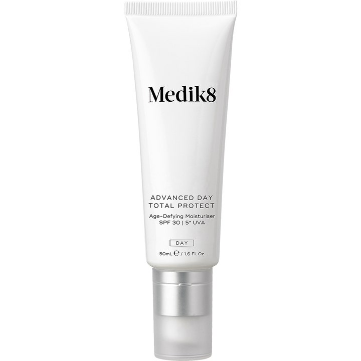 Medik8 Advanced Day Total Protect 50 ml fugtgivende dagcreme i hvid tube med sølvfarvet låg