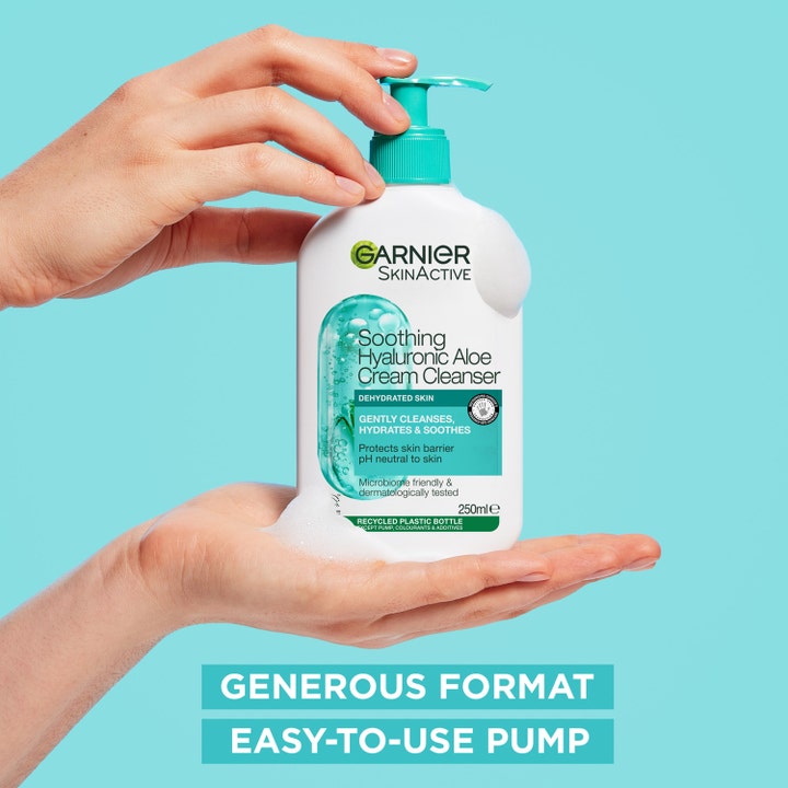 Garnier SkinActive Hyaluronic Aloe Gentle Cleanser 250 ml fugtgivende ansigtsrens i hvid pumpeflaske med skum
