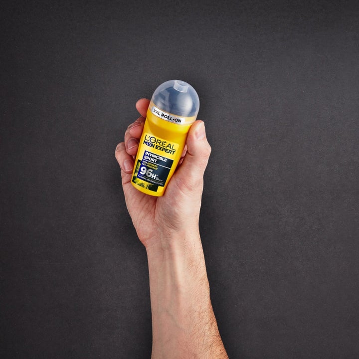 L'Oréal Paris Men Expert Invincible Sport 50 ml roll-on deodorant mod sved i gul XXL-flaske i en hånd