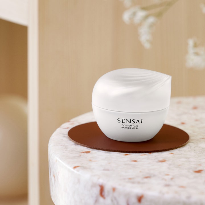 Sensai Comforting Barrier Mask 60 ml beroligende ansigtsmaske i hvid krukke på marmorbord