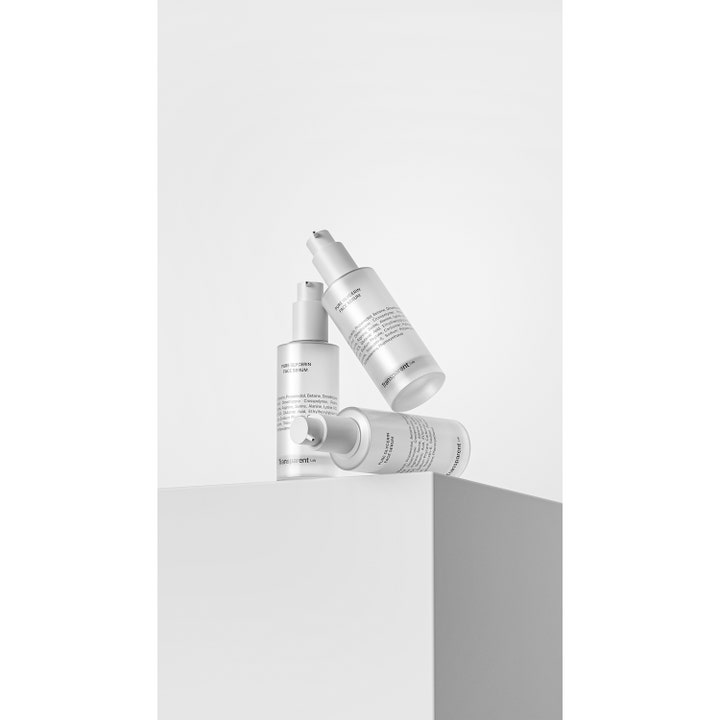 Niche Beauty Lab Transparent Lab Pure Glycerin Face Serum 50 ml fugtgivende serum i tre hvide flasker på hvid podie
