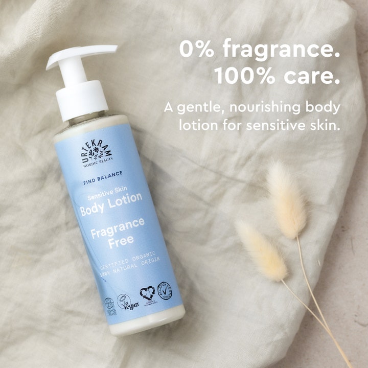 Urtekram Body Lotion Fragrance Free 245 ml kropspleje i lyseblå pumpeflaske med teksten 0% fragrance 100% care.
