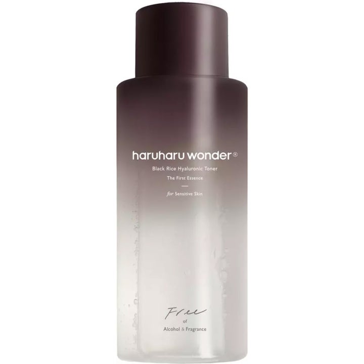 Haruharu Wonder Black Rice Hyaluronic Toner 150ml til sensitiv hud i lilla gradientflaske med mørkt låg