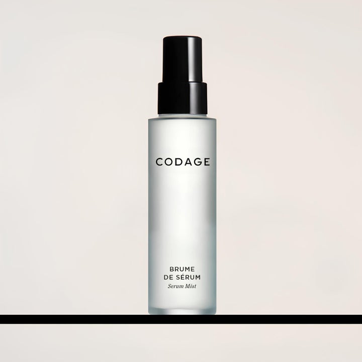 Codage Paris The Serum Mist 100 ml fugtgivende face mist i en elegant flaske af frosted glas med sort spraypumpe