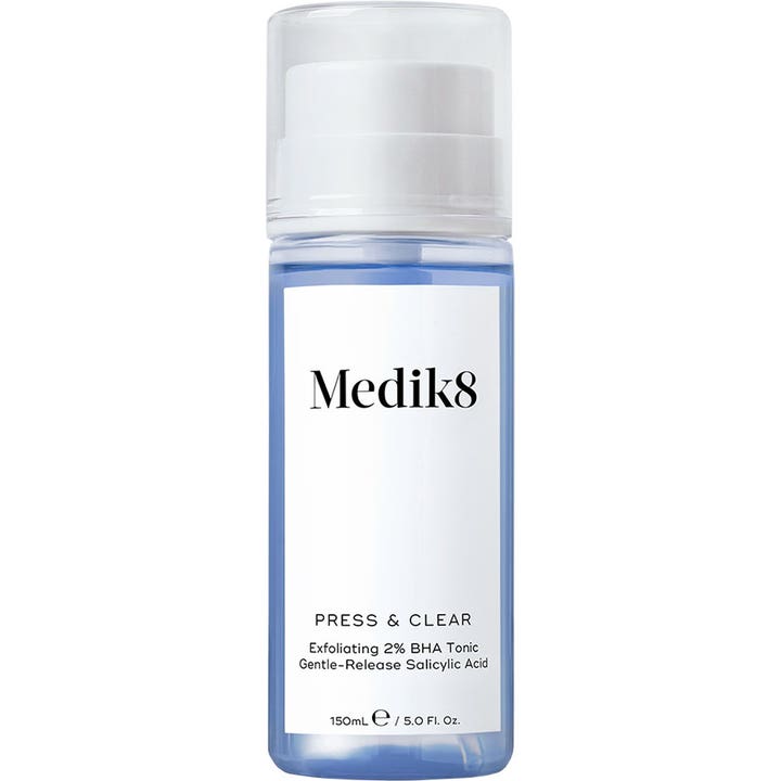 Medik8 Press & Clear 150 ml eksfolierende toner med BHA i blå plastflaske med hvid label og gennemsigtigt låg