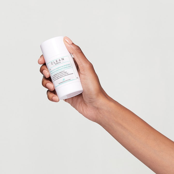 Clean Reserve Kakadu Plum Brightening Deostick 56 g i hvid emballage holdes af en hånd mod lys baggrund