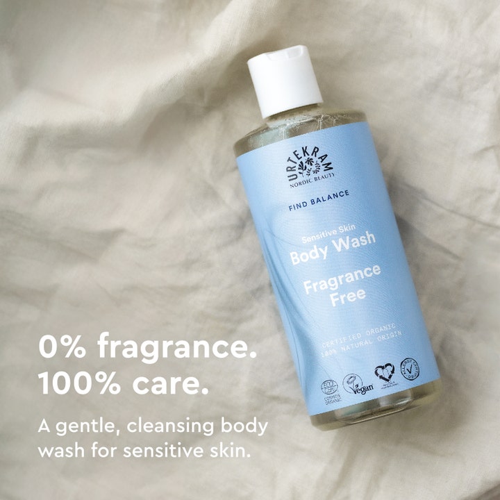 Urtekram Fragrance Free Body Wash 500 ml parfumefri duschtvål til sensitiv hud på lyst stof med teksten 100% care.