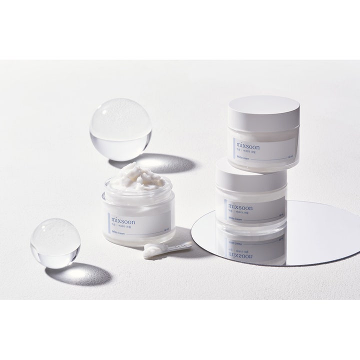 Mixsoon Bifida Cream 60 ml fugtgivende ansigtscreme i krukke med cremet hvid tekstur og dekorative glaskugler.