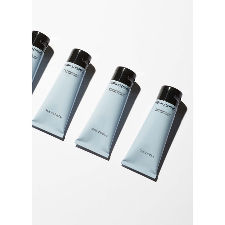 Grown Alchemist Polishing Facial Exfoliant 75 ml eksfolierende ansigtspleje i fire lyseblå tuber med sorte låg
