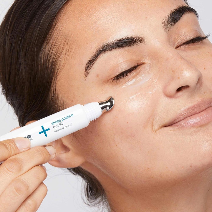 Dermalogica Stress Positive Eye Lift 25 ml øjencreme påføres med kølende metalapplikator på huden