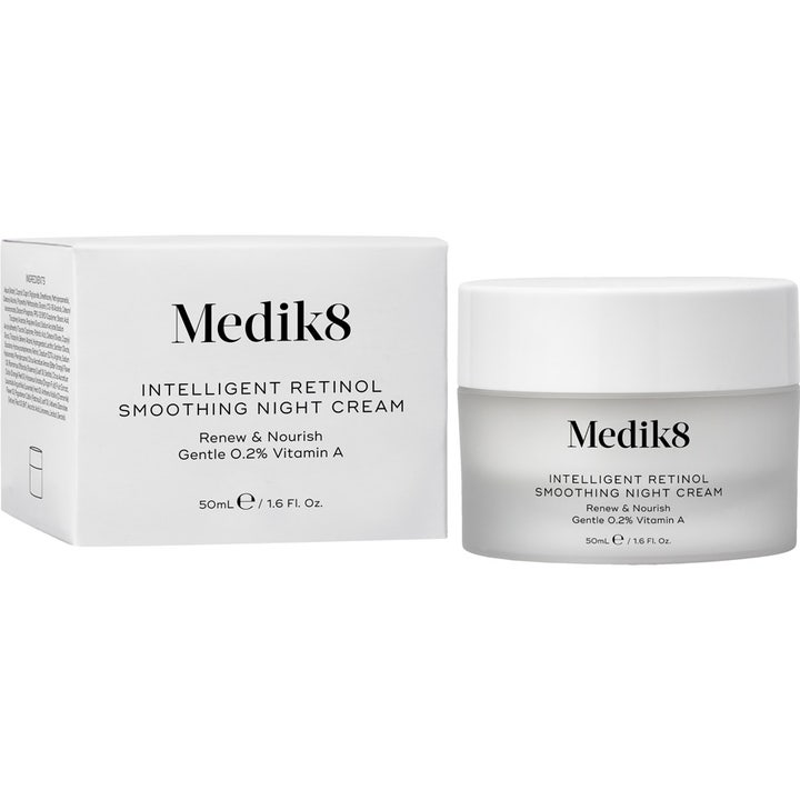 Medik8 Intelligent Retinol Smoothing Night Cream 50 ml i frostet glaskrukke ved siden af hvid æske.
