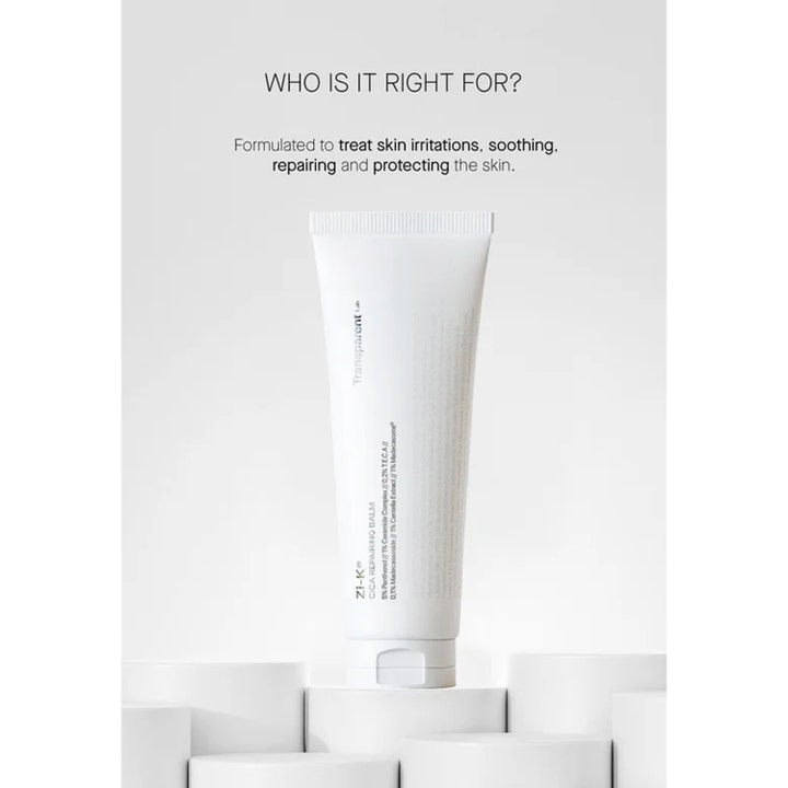 Niche Beauty Lab Transparent Lab Zi-K Cica Repairing Balm 100 ml beroligende ansigtscreme i hvid tube på hvide podier