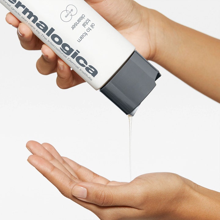Dermalogica Oil to Foam Cleanser 250 ml ansigtsrens hvor klar olie hældes fra hvid flaske ned i en hånd