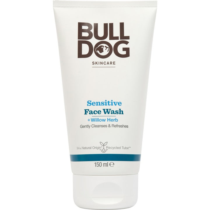 Bulldog Sensitive Face Wash 150 ml beroligende ansigtsvask i hvid tube med blåt bånd og brunt logo