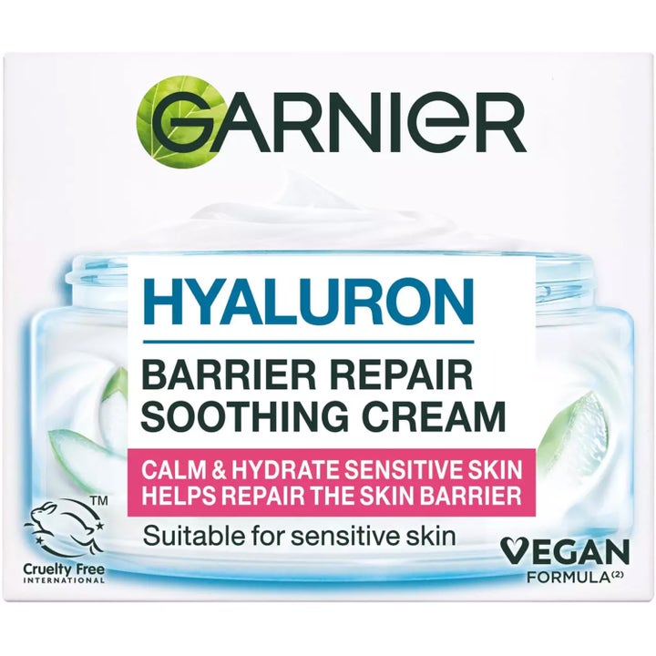 Garnier SkinActive Hyaluronic Aloe 50 ml barrier repair dagcreme i hvid æske med aloe vera og vegansk logo.