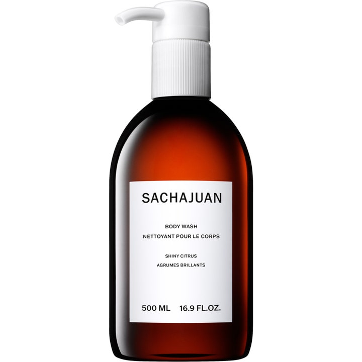 Sachajuan Body Wash Shiny Citrus 500 ml opfriskende kropsvask i mørkebrun flaske med hvid pumpe og enkel hvid etiket.