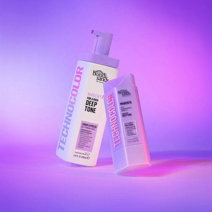 Bondi Sands Technocolor Self Tanning Face Serum Magenta 50 ml giver dyb kulør i lilla flaske mod lilla baggrund.