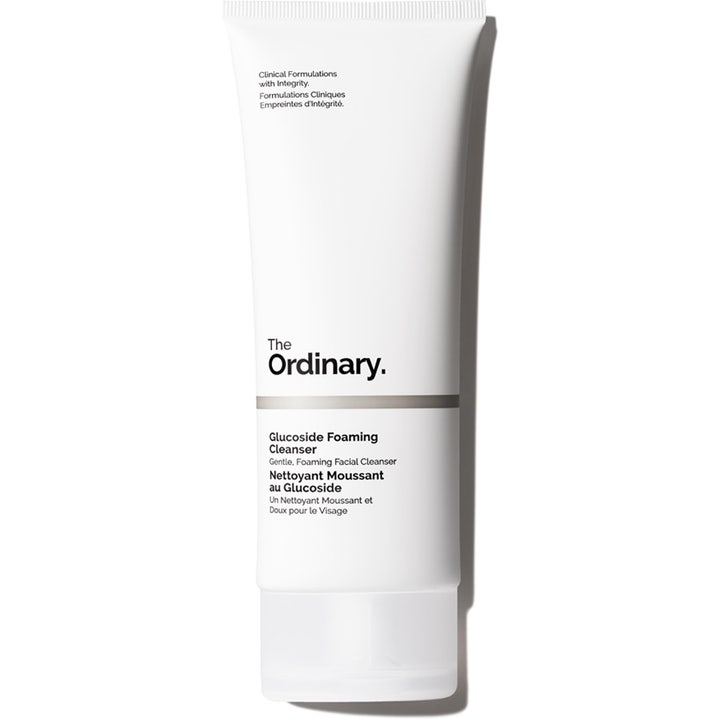 The Ordinary Glucoside Foaming Cleanser skummende ansigtsrens i hvid tube med minimalistisk sort tekst.