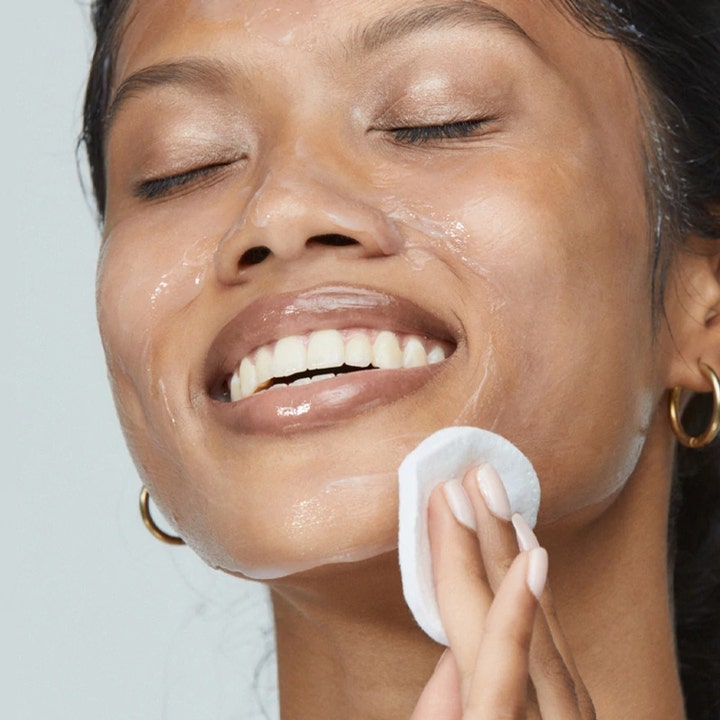 Dermalogica UltraCalming Cleanser 250 ml beroligende rengøringsgel der giver ro og fjernes med en vatrondel