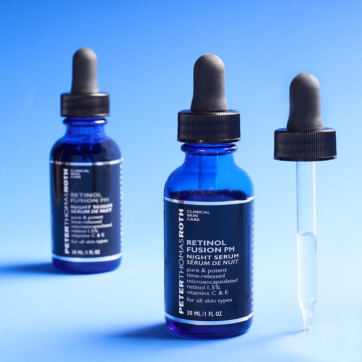Peter Thomas Roth Retinol Fusion PM 30 ml natserum med retinol i blå glasflasker og klar væske i pipette.
