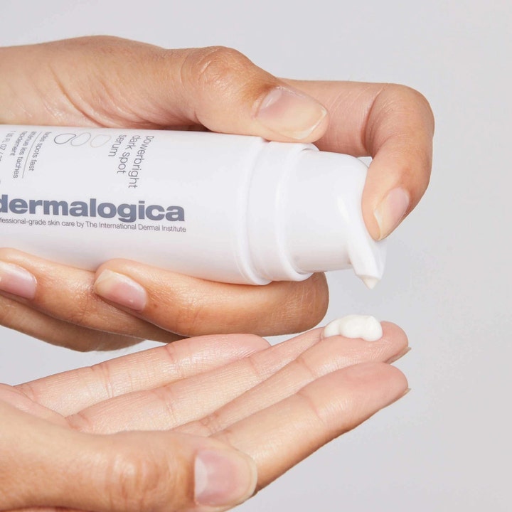Dermalogica PowerBright Dark Spot Serum 30 ml mod pigmentpletter i hvid pumpeflaske med cremet tekstur på en hånd.