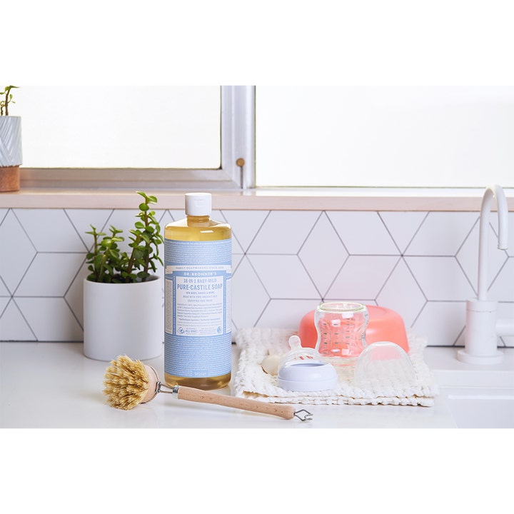 Dr. Bronner's Pure Castile Liquid Soap Baby-Mild 945 ml parfumefri sæbe i lyst køkkenmiljø med babyflasker og børste