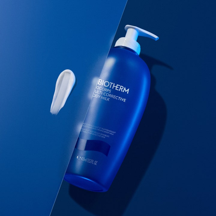 Biotherm Biocorps Multi-Corrective Body Milk 400 ml fugtgivende bodylotion med cremet hvid tekstur og blå pumpeflaske