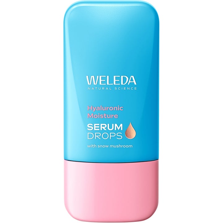 Weleda Hyaluronic Moisture Serum Drops fugtgivende ansigtsserum i lyseblå emballage med lyserød bund.