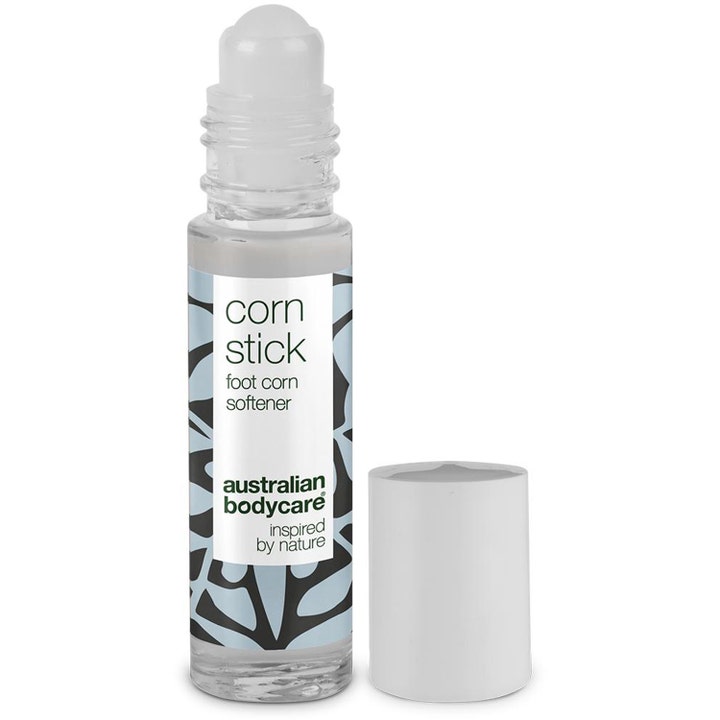 Australian Bodycare Corn Stick blødgørende fodpleje i klar roll-on beholder med hvidt låg og blåt mønster.