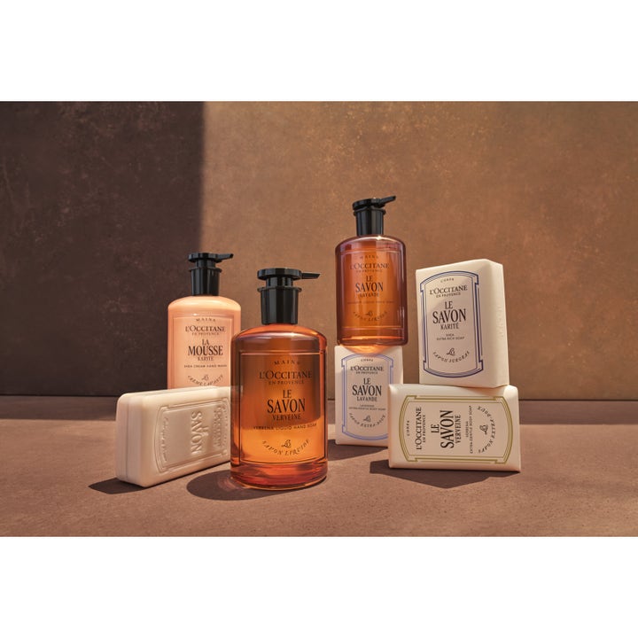 L'Occitane en Provence Shea Butter Verbena Body Soap 250 g plejende fast sæbe i papir ved ravfarvede flasker