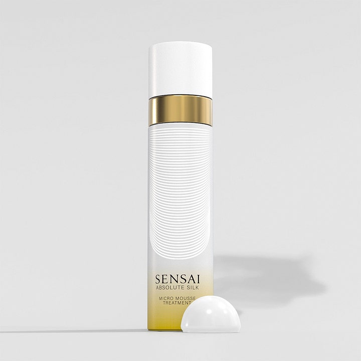 Sensai Absolute Silk Micro Mousse Treatment 90 ml fugtgivende toner i hvid cylinderflaske med guld og luftig mousse.