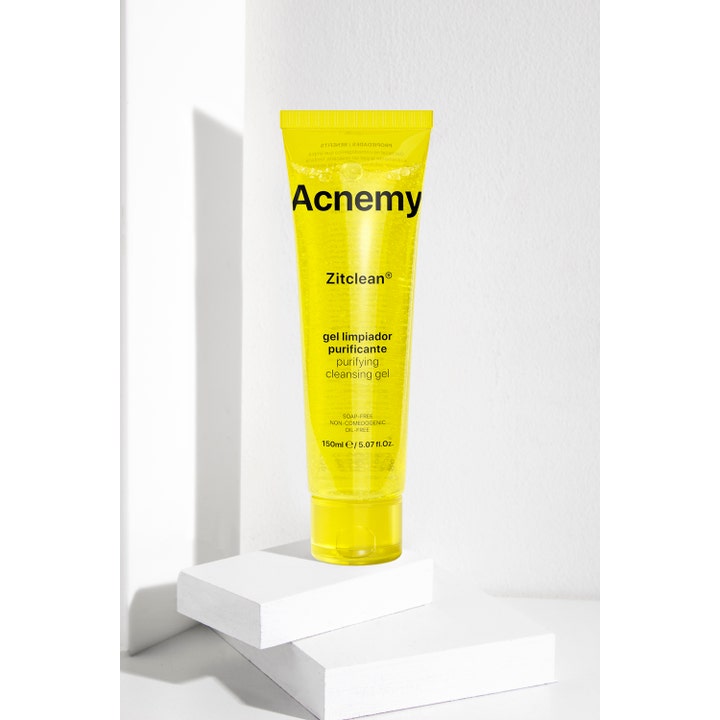 Niche Beauty Lab Acnemy Zitclean 150 ml ansigtsrens i en gul transparent tube med rensende gel.