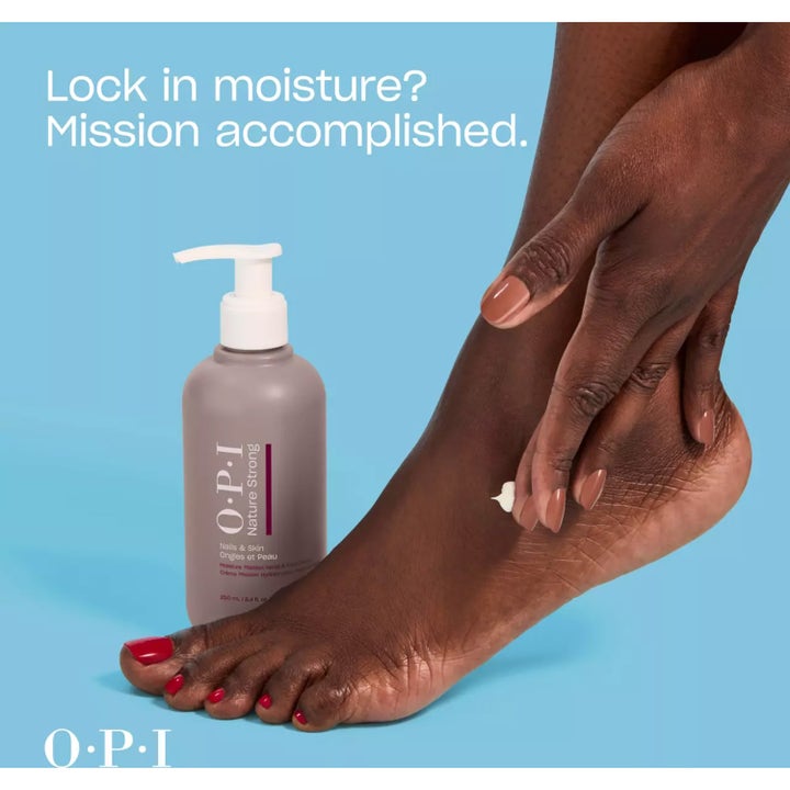 OPI Nature Strong Moisture Mission 250 ml fugtgivende creme i grå pumpeflaske der påføres en fod.