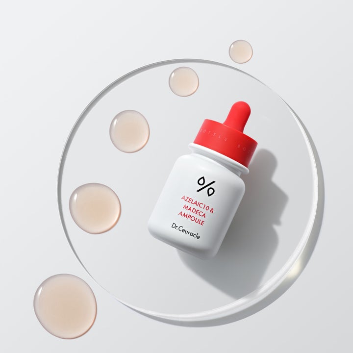 Dr. Ceuracle Azelaic 10 & Madeca Ampoule 30 ml beroligende serum i hvid flaske med rød pipette og dråber