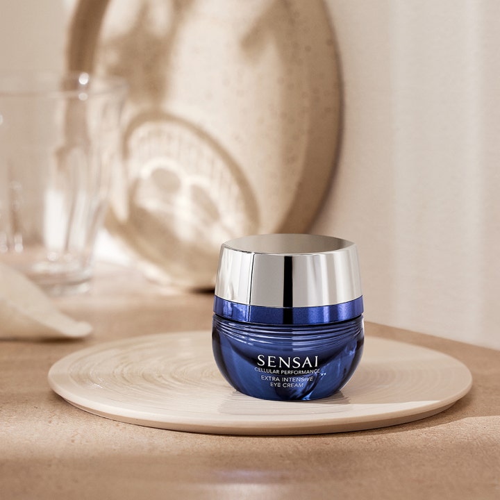 Sensai Cellular Performance Extra Intensive Eye Cream 15 ml opstrammende øjencreme i blå glaskrukke med sølvlåg