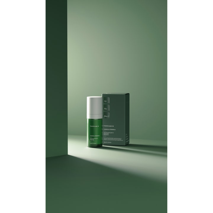 Niche Beauty Lab Theramid Clinical Vitamin A 30 ml serum med retinol i grøn flaske og æske i et stilrent grønt miljø