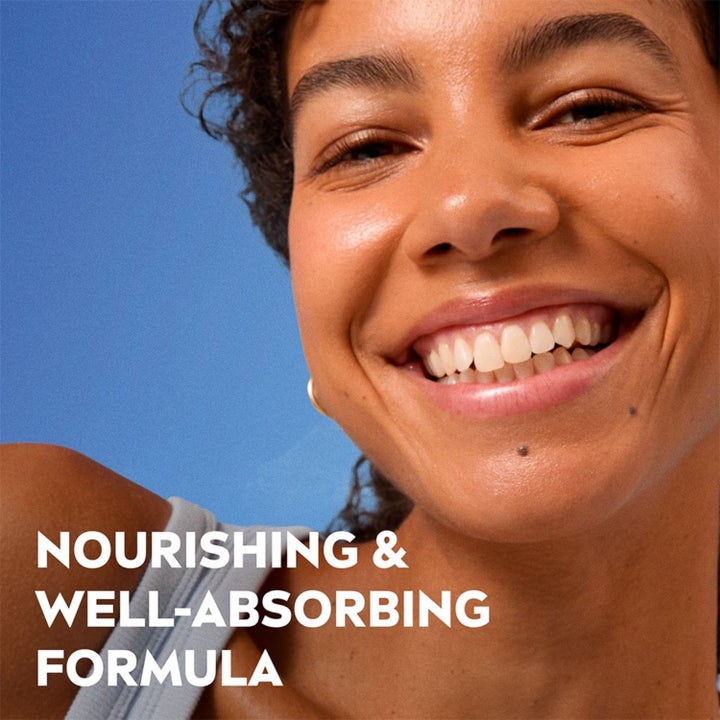 NIVEA Caring Day Cream 50 ml fugtgivende ansigtscreme viser smilende kvinde og teksten nourishing well-absorbing formula.