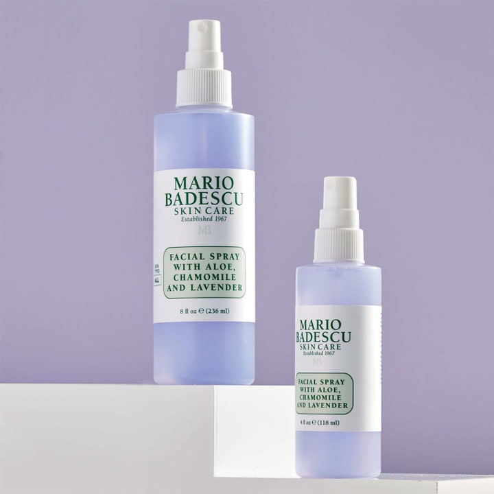 Mario Badescu Facial Spray Aloe, Chamomile & Lavender 118 ml beroligende face mist i to flasker mod lilla baggrund.