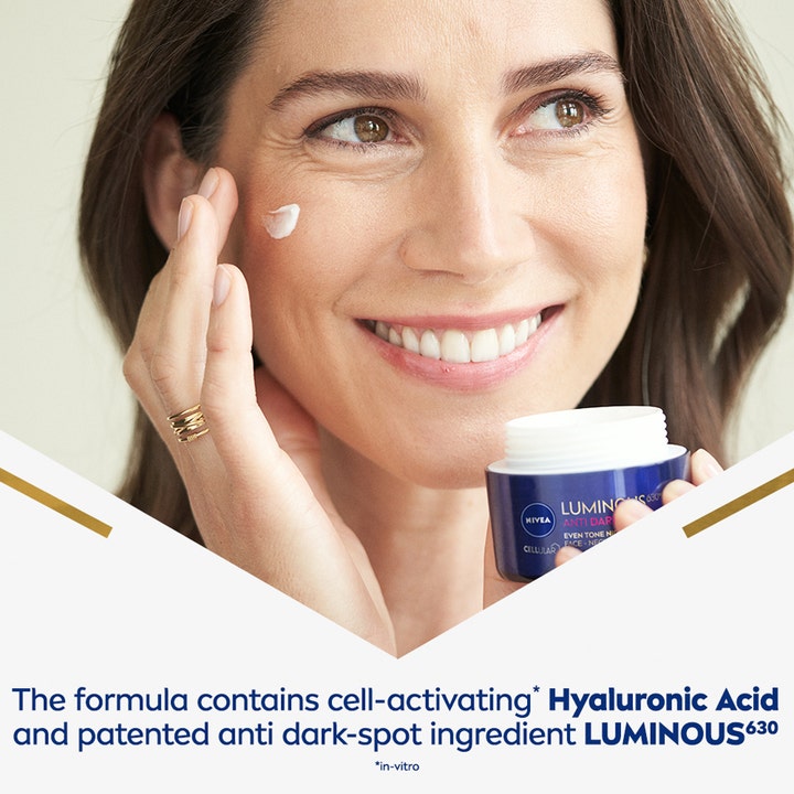 NIVEA Luminous630 Anti Dark-Spot Night Cream 50 ml natcreme mod mørke pletter påføres huden fra en blå krukke.