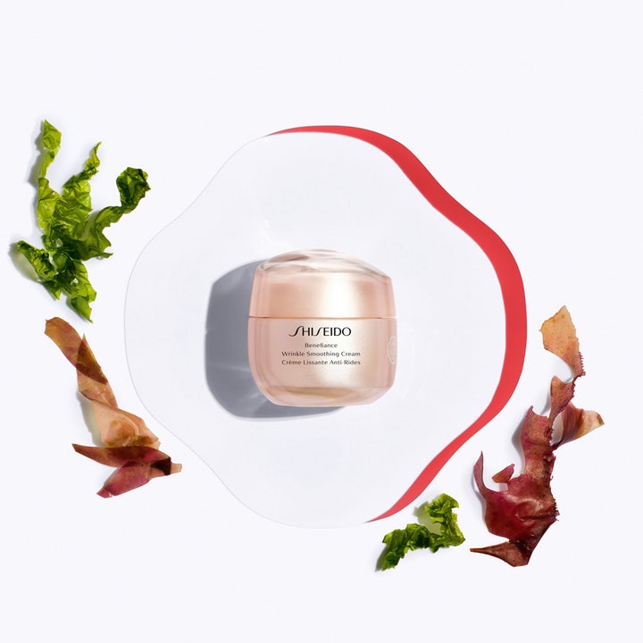 Shiseido Benefiance Wrinkle Smoothing Cream 50 ml rynkereducerende dagcreme i rosa krukke omgivet af grønne og røde alger
