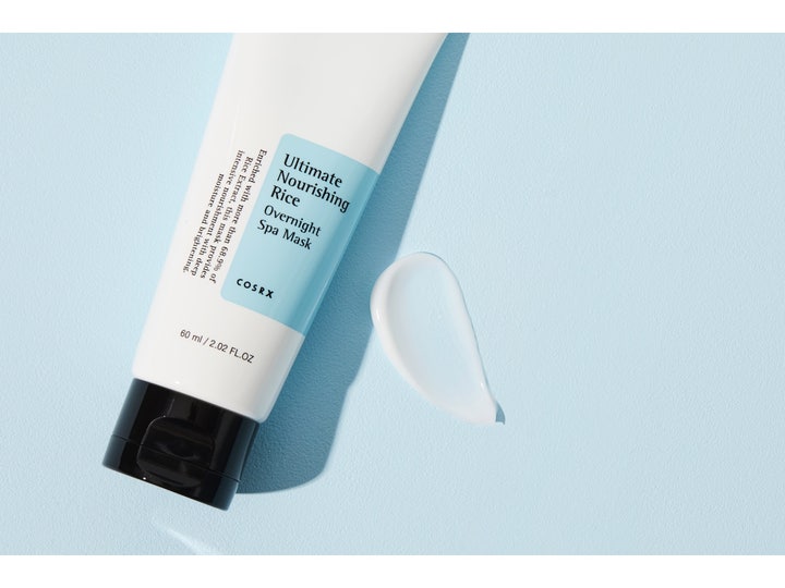 COSRX Ultimate Nourishing Rice Overnight Spa Mask 60 ml nærende natcreme i hvid tube med cremet hvid swatch