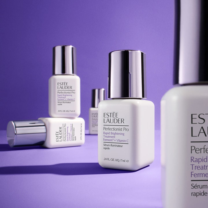 Estée Lauder Perfectionist Pro Rapid Brightening Treatment 30 ml serum med vitamin C i hvide flasker på lilla baggrund