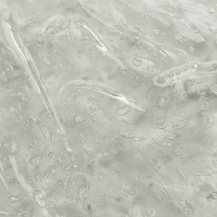 Mario Badescu Hyaluronic Dew Drops 29 ml fugtgivende serum med en klar geltekstur fuld af små bobler
