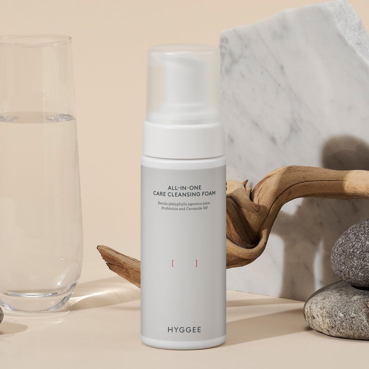 Hyggee All-In-One Care Cleansing Foam 150 ml opfriskende rengøringsskum i hvid flaske med pumpe og naturlige elementer